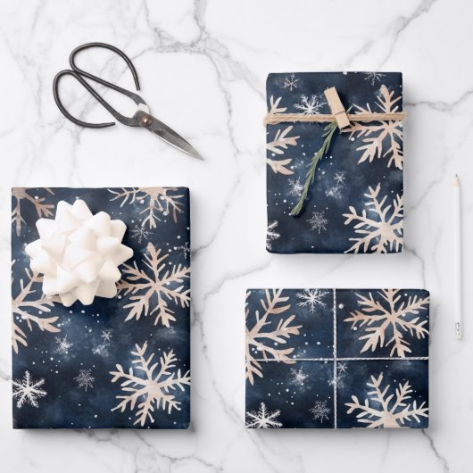 Einfaches dunkles Blau mit Schneeflocken Geschenkpapier Set (Vorderseite)