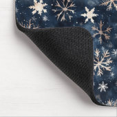 Einfaches dunkles Blau mit Schneeflocken Mousepad (Ecke)
