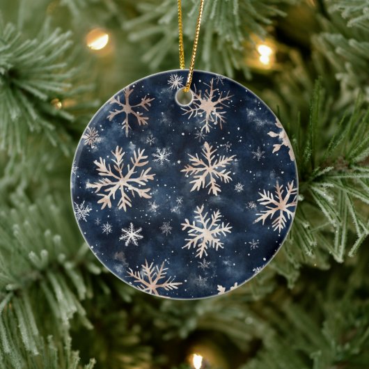 Einfaches dunkles Blau mit Schneeflocken überall Keramik Ornament (Baum)