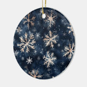 Einfaches dunkles Blau mit Schneeflocken überall Keramik Ornament (Links)