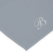 Einfaches Dusty Blue mit Monogram Initial Kurzer Tischläufer (Ecke)