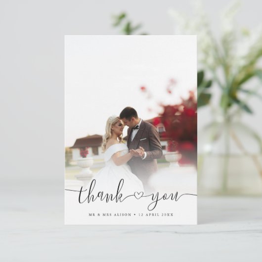 Einfaches elegantes Chic Script Newlyweds Wedding  Dankeskarte (Stehend Vorderseite)