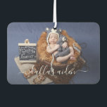 Einfaches elegantes Foto-Auto Autolufterfrischer<br><div class="desc">Moderner Automobil-Lufterfrischer mit einem einfachen Design,  das den Namen Ihres Babys in einer handgeschriebenen,  eleganten Schrift darstellt und über ein Foto Ihres Neugeborenen schwingt. Machen Sie sich einen individuellen Luftkühler oder geben Sie dies als einzigartiges Geschenk für neue Eltern.</div>