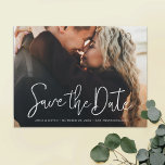 Einfaches elegantes Foto Custom Wedding Save the D Magneteinladung<br><div class="desc">Diese schlichte, moderne Hochzeit des Fotos speichert das Datum der Magnetkartenvorlage "Save the Date" in einem lebendigen, modernen Skript mit Ihren Vornamen, Datum und Hochzeitsort auf einem Single Zeile darunter. Der Text ist ein knuspriges Weiß. Fügen Sie Ihr Lieblings-Foto und Ihre Details, um diese einfach schicke Foto Hochzeit speichern Sie...</div>