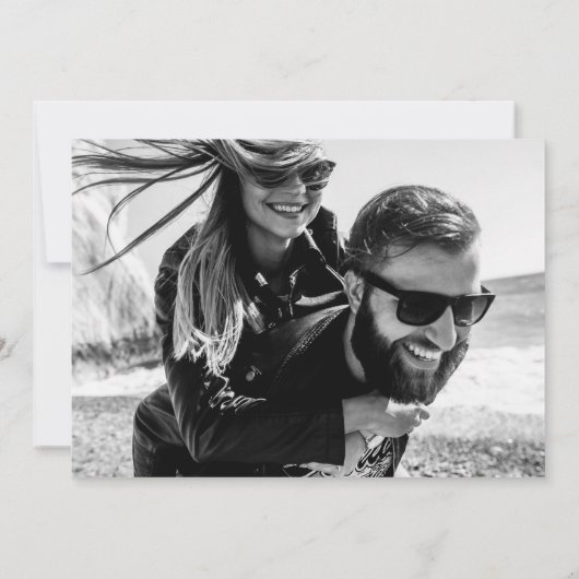 Einfaches elegantes Foto Hochzeit speichern Sie da Einladung (Rückseite)