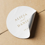 Einfaches, elegantes Hochzeitsfest-Umschlag Aufkle Runder Aufkleber<br><div class="desc">Eleganter, minimaler Hochzeitsaufkleber mit einem stilvollen schicken, trendigen Imitat mit Goldkalligraphie-Script. Umschlag Aufkleber-Aufkleber. Einfach mit Ihren Daten personalisieren! Geeignet für feierliche Hochzeiten in schwarzer Krawatte. Bitte beachten Sie, dass die Hintergrundfarbe an Ihre Hochzeitfarbe angepasst werden kann. Wenn Sie es bequem machen, können Sie es ändern, nachdem Sie die IT-Option CUSTOMIZE...</div>