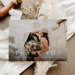 Einfaches elegantes modernes Hochzeitsstift Foto D Einladung<br><div class="desc">Diese preisgünstige,  flache Hochzeitskarte bietet Ihnen Ihr volles Hochzeitskartentuch mit elegantem Foto. Passen Sie Ihre besondere Hochzeit Dankeschön auf der Innenseite,  oder entfernen Sie es,  um den Rücken leer für Ihre handgeschriebene Nachricht des Dankes verlassen.</div>