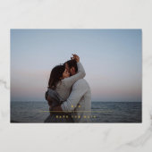 Einfaches elegantes Monogram Gold Foto Save the Da Folieneinladung (Vorderseite)