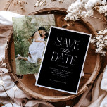 Einfaches elegantes Schwarz-weißes Skript-Foto Save The Date<br><div class="desc">Das einfache Elegant Schwarz-weiß Script Foto verfügt Save the Date über eine fette,  solide Grenze,  die moderne Schrift umgibt,  die auch Kalligraphie-Skripte enthält.</div>