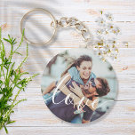 Einfaches elegantes Script Couple-Foto Schlüsselanhänger<br><div class="desc">Personalisieren Sie sich mit Ihrem Lieblings-Paar Foto,  mit einem schönen weißen Skript-Schriftart mit dem Wort Liebe,  die Schaffung einer einzigartigen Erinnerung und Geschenk zu Schätzen! Ideal für Gastgeschenk Hochzeiten Geschenke. Entwickelt von Thisisnotme©</div>