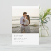 Einfaches Elegantes Skript Foto Hochzeit QR-Code Save The Date (Stehend Vorderseite)