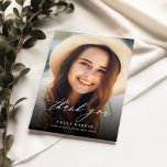 Einfaches elegantes Skriptüberlagern Zwei-Foto-Abs Dankeskarte<br><div class="desc">Mit unserem einfachen, eleganten Script Overlay Two Foto Abschluss Dankeschön an Sie. Diese schöne Karte verfügt über ein einfaches, aber elegantes Kalligrafiebuffer mit zwei Graduiertenbildern. Ideal, um Freunden und Familienmitgliedern, die Ihren Abschluss besucht haben oder Sie auf Ihrer Reise unterstützt haben, Ihre Wertschätzung zu zeigen. Passen Sie die Vorder- und...</div>