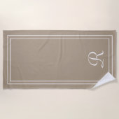 Einfaches elegantes Taupe Monogram Badetuch (Vorderseite)