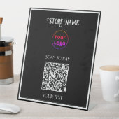 Einfaches Firmenlogo und QR-Code für schwarzes Ges Sockelschild (In Situ)