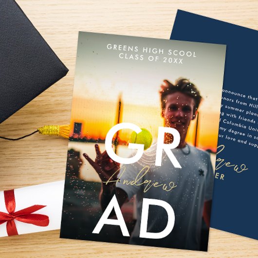 Einfaches Foto des modernen Abschlusses und mutige Ankündigung