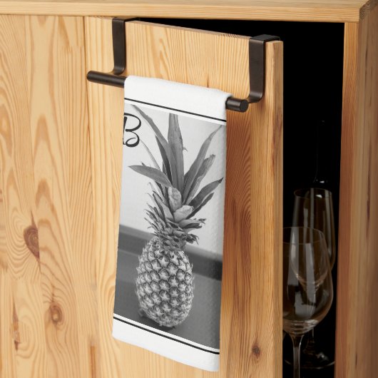 Einfaches Foto einer Ananas mit Single Initial Geschirrtuch (Drittel gefaltet)