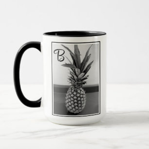 Einfaches Foto einer Ananas mit Single Initial Tasse