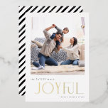 Einfaches Foto mit Freude Weihnachten Gold Folien Feiertagskarte<br><div class="desc">Lass dieses Jahr gimmicky Urlaubskarten und entscheide dich für etwas Sinnvolleres und Erinnerlicheres, um deinen stilvollen Geist dieser Feriensaison widerzuspiegeln. Die schwarz-weiße Foto-Urlaubskarte im nüchternen, minimalistischen Stil zeichnet sich durch ihre kühne und wunderschöne moderne Typografie in Goldfolie aus, die sicher im Auge Ihres Empfängers zeichne. Diese Karte ist im angesagten...</div>