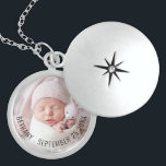 Einfaches Foto mit Geburtsdatum Keepake Medaillon<br><div class="desc">Einfaches Foto mit Geburtsdatum Keepake. Ersetzen Sie das Beispielbild einfach durch Ihr eigenes und personalisieren Sie den Namen und das Geburtsdatum Ihres Babys.</div>
