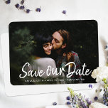 Einfaches Foto Save the Date für Hochzeiten<br><div class="desc">Diese stilvolle und moderne Hochzeit des Fotos rette unsere Dattel-Karte in einem hellen, warmen und sauberen Design. Verwenden Sie die Designtools, um es anzupassen und machen Sie es einzigartig mit Ihrem Lieblings-Foto! Sie können auch den Text ändern und entfernen, einschließlich der Änderung von "Rett unser Datum" zu "Save the Date",...</div>