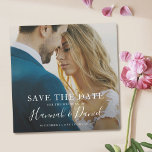 Einfaches Foto Save the Date Hochzeit Magneteinladung<br><div class="desc">Diese schlichte Foto Hochzeit speichern Sie die Datums-Magnetkarte hat ein warmes, minimalistisches Design. Es enthält SAVE THE DATE Text über Ihren Vornamen und Datum und Hochzeitsort. Dieser Text ist weiß, und Ihre Namen werden mit einem lebendigen, skurrilen Schriftart hervorgehoben, der diesem modernen minimalistischen Look ein Gefühl von Wärme und Vertrautheit...</div>