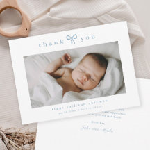 Einfaches Foto von Baby mit Bogen