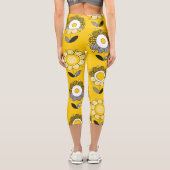 Einfaches gelbes Folklore-Muster Capri Leggings (Rückseite)