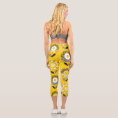 Einfaches gelbes Folklore-Muster Capri Leggings (Rückseite)