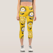 Einfaches gelbes Folklore-Muster Capri Leggings (Vorderseite)