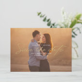 Einfaches Gold Script Overlay-Foto Save the Date Einladung (Stehend Vorderseite)