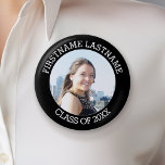 Einfaches Graduate Foto mit Name und Klasse des Ja Button<br><div class="desc">Fügen Sie diesem Foto ein Foto,  einen Namen und ein Klassenjahr hinzu. Dieses kann für jeden Absolventen oder Wiedersehen verwendet werden - High School,  Uni,  Graduate School,  Krankenpflege,  med school oder sogar Fachschule.</div>