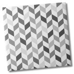 Einfaches Grau-Herringbone-Muster Fliese<br><div class="desc">Benutzen Sie dieses einfache graue und weiße Herringbone-Hintergrund, um Ihre eigenen Gegenstände mit Ihren Initialen zu personalisieren oder um sie für Ihre eigenen Bedürfnisse zu personalisieren. Ob Sie gewollt haben, diese Kachel als kleinen Untersetzer oder Trivet für einen Drink oder Teller zu verwenden... Sie gehen groß mit einem Küchenrücken oder...</div>