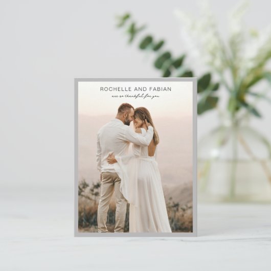 Einfaches graues Foto Elegante Hochzeit Dankeskarte (Stehend Vorderseite)