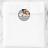 Einfaches graues Foto Save the Date Hochzeitsticke Runder Aufkleber (Tasche)