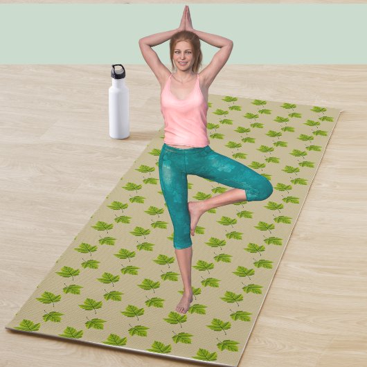 Einfaches grünes Blattmuster auf Beige Yogamatte
