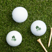 Einfaches grünes minimalistisches Kleeblatt  Golfball (Insitu Gras)