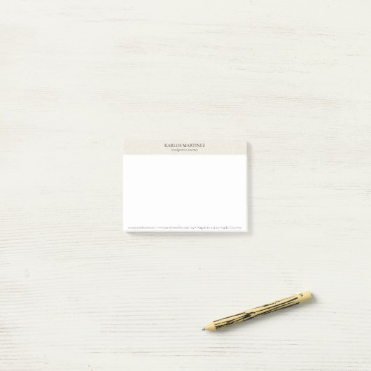 Einfaches hellbeiges Leinen mit schwarzer Typograf Post-it Klebezettel (Auf Schreibtisch)