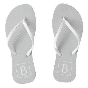 Einfaches hellgraues Monogramm Badesandalen