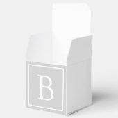 Einfaches hellgraues Monogramm Geschenkschachtel (Geöffnet)