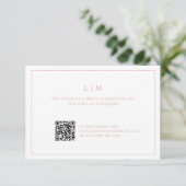 Einfaches hellrosa Monogram QR Code Elegante Hochz RSVP Karte (Stehend Vorderseite)