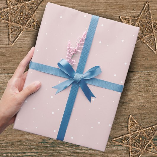 Einfaches hellrosa Schneeflockenpapier Geschenkpapier