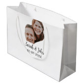 Einfaches Hochzeitsfoto mit Namen und Datum für Pa Große Geschenktüte (Rückseite Schrägansicht)