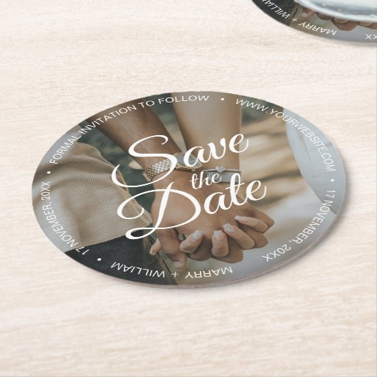 Einfaches Hochzeitsskript-Foto Save the Date elega Runder Pappuntersetzer (Angewinkelt)