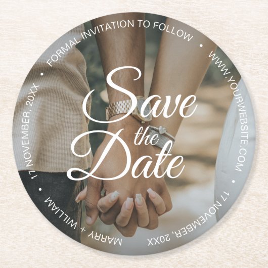 Einfaches Hochzeitsskript-Foto Save the Date elega Runder Pappuntersetzer (Vorderseite)