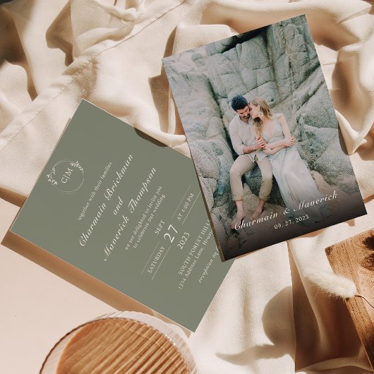 Einfaches Hochzeitstich mit klassischer Sage Green Einladung