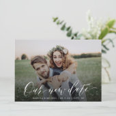 Einfaches Kalligrafie-Foto ändert das Datum Zurück Einladung (Stehend Vorderseite)