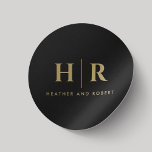 Einfaches klassisches Black Gold des Wedelmongram Runder Aufkleber<br><div class="desc">Mit unseren einfachen Classic Chic Minimal Black and Gold Classic Round Stickers für Hochzeiten steigern Sie Ihre Hochzeitsdetails. Mit einem zeitlosen Schwarz-Gold-Farbschema fügen diese Aufkleber Ihrer Hochzeitsarbeit eine Touch von Opulenz hinzu. Das minimalistische Design, mit den Initialen von Braut und Bräutigam, schafft eine harmonische und stilvolle Ästhetik, die jedes Hochzeitsthema...</div>