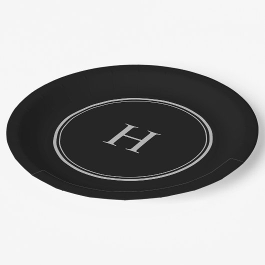 Einfaches klassisches Schwarz mit grauem Monogramm Pappteller (Schrägansicht)
