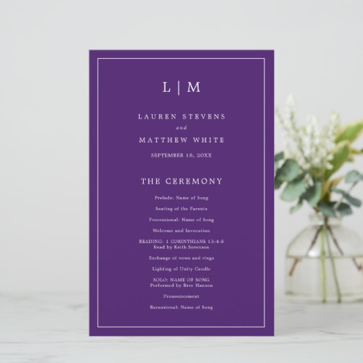 Einfaches Lila Monogramm-Hochzeitsprogramm (Stehend Vorderseite)