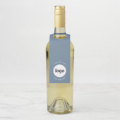 Einfaches Logo mit Text-Werbefilm Dusty Blue Gray Flaschenanhänger (Auf Flasche)